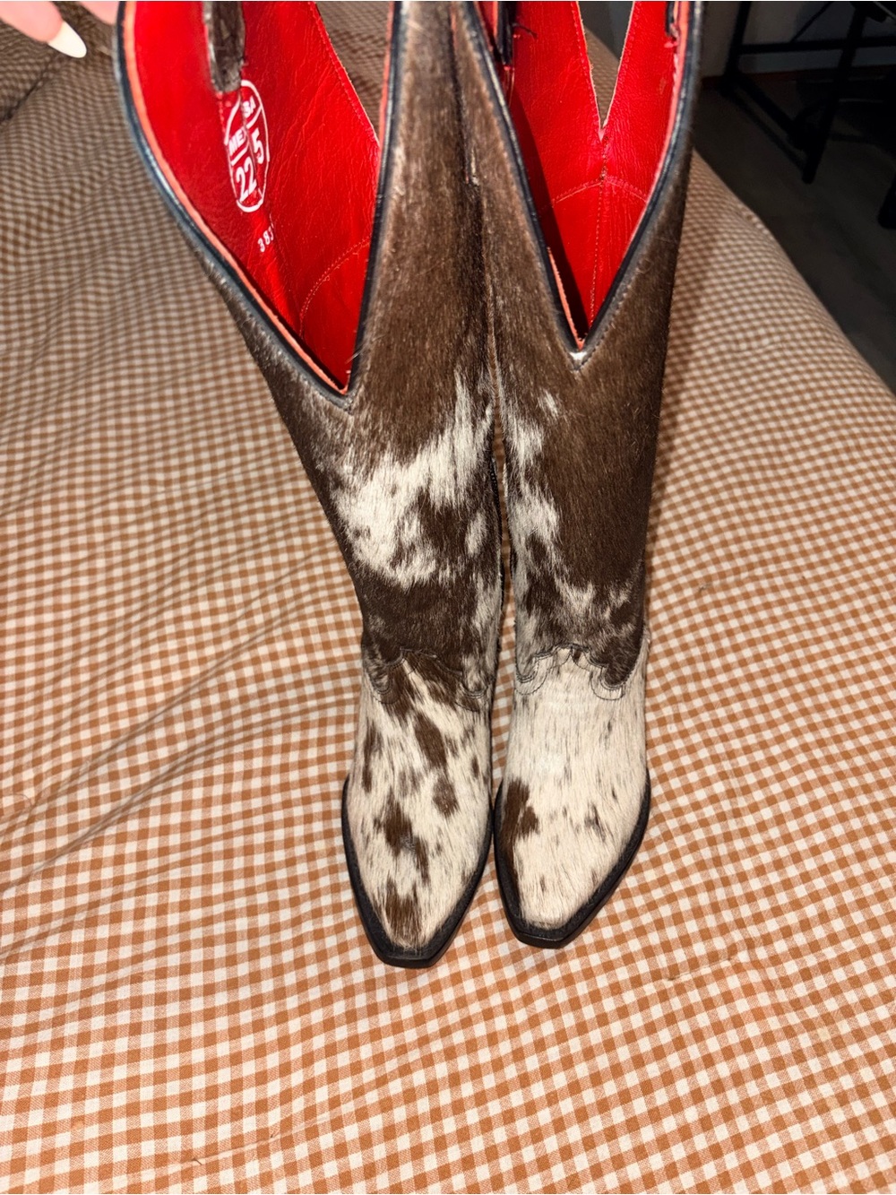 Cowhide Pointed-Toe Western Heeled Boots in Brown & White
